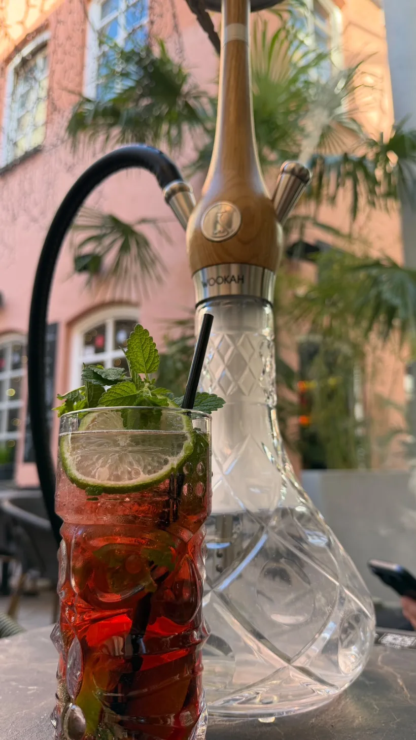 Cocktail mit Limette und Minze neben einer Premium-Shisha im Außenbereich der Jungle Bar Radolfzell